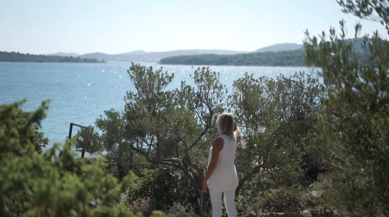 Femme qui regarde la mer depuis des champs